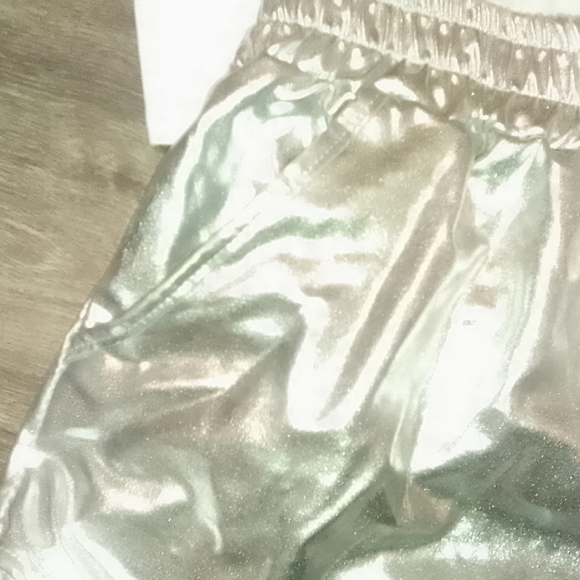 Silver short shorts with pockets - Picture 4 of 4